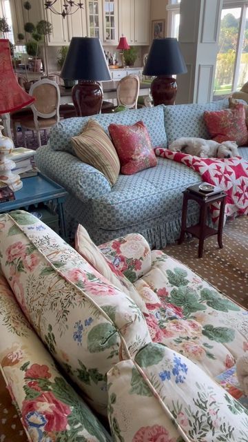 Floral Sofa Living Room, Floral Sofas, Cottage Sofa, Floral Couch, Dog Sleep, Floral Sofa, Victorian Living Room, Colourful Living Room Decor, English Country Decor