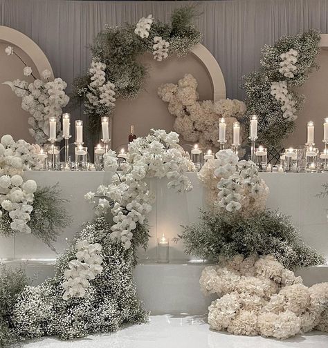 High End Wedding Decor, Luxury Modern Wedding, Wedding Table White Flowers, Wedding Bridal Table Decorations, White Decoration Wedding, Modern Wedding Cake Unique, All White Wedding Decor, Unique Wedding Backdrop, Bridal Table Backdrop