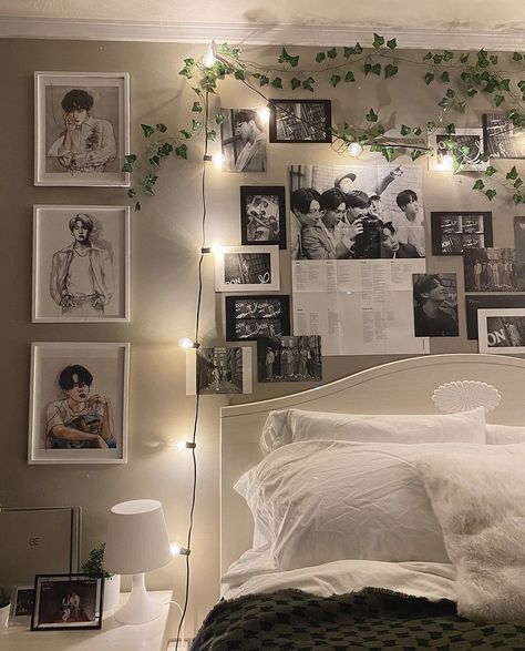 Aesthetic Room Kpop Decor, Room Ideas Aesthetic Anime And Kpop, K Pop Bedroom Aesthetic, Cozy Kpop Room, Kpop Inspired Room Decor, K Pop Inspired Room, K Pop Room Decor Ideas, Kpop Room Minimalist, Minimalistic Kpop Room