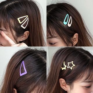 Hairclip Ideas For Short Hair, Hair Pin Clip, Hair Clip Pin Hairstyles, How To Use Different Hair Clips, Short Hair Accessories Aesthetic, Cute Hairstyles For Short Hair With Clips, Hairclip Styles Short Hair, Colorful Hair Clips Hairstyles, Hair Clips On Short Hair