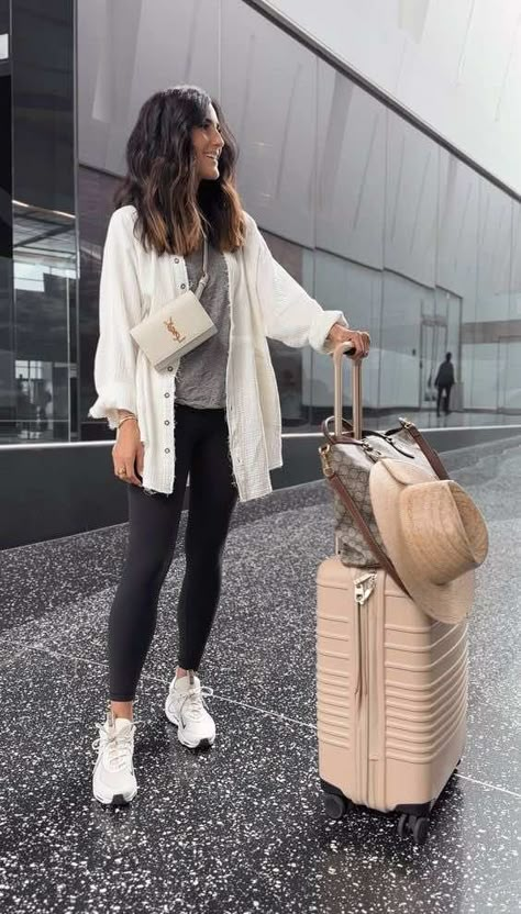 Classy Airport Outfit, Aero Look, Stylin By Aylin, Casual Travel Outfit, Outfits Leggins, Airport Outfit Summer, Comfy Airport Outfit, Cute Travel Outfits, Airport Travel Outfits