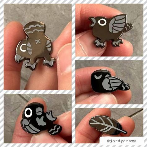 Big Enamel Pins, Crow Enamel Pin, Cute Pins For Backpacks Aesthetic, Enamel Pin Backing Card, Cute Pins Aesthetic, Bag Pins Ideas, Cool Pins For Backpacks, Pins On Bag, Enamel Pins Aesthetic