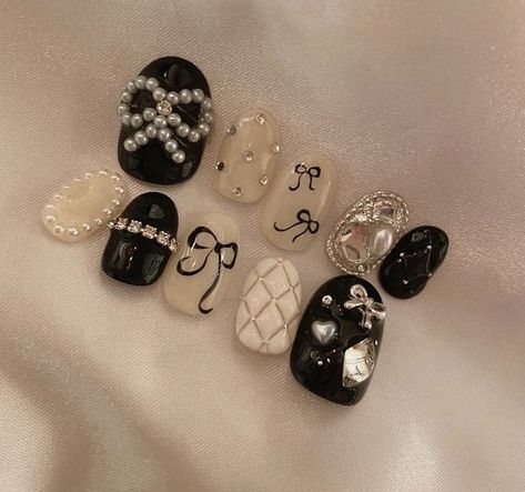 Short Nails Cute Korean, Korean Short Nails Ideas, Korean Nail Black, Black Nails With Bow Design, Korean Nails Designs Black, Black Nails Pearls, Japanese Nails Black, Short Nail Designs Japanese, Tweed Nails Design