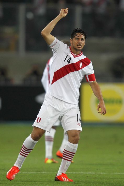 El capitán de la selección peruana de fútbol, el delantero Claudio Pizarro, gol de triunfo de peru vs ecuador 7 de junio de 2013 por las Eliminatorias al Mundial de Brasil 2014 Good Soccer Players, Steven Gerrard, Soccer Players, Ecuador, Premier League, Fifa, All Star, Sports Jersey, Soccer