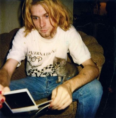 13 Rare Candid Photos Of Kurt Cobain Playing With His Cats Curco Vein, Where Did You Sleep Last Night, Kurt Cobain Photos, Donald Cobain, Joey Ramone, Spina Bifida, Names Girl, Nirvana Kurt Cobain, Buster Keaton