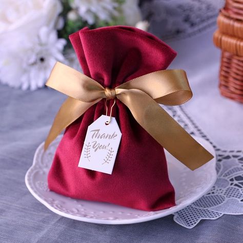 Return Gifts For Birthday, Birthday Party Return Gifts, Red Velvet Wedding, Wedding Return Gifts, Baby Shower Return Gifts, Gift Bag Birthday, Guest Gift Bags, Velvet Wedding, Creative Wedding Gifts