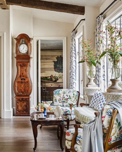 Instagram Chinoiserie Fabric Farmhouse, Chinoiserie Fabric Dining Room, French Fabric Living Room, Grand Millennial Decor, Grand Millennial Style, Chinoiserie Design, Timeless Interiors, Herbal Tinctures, Keeping Room