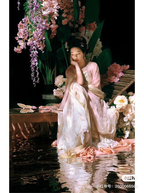 Soft Asian Aesthetic, Chinese Aesthetic, Breathtaking Photography, Flower Photoshoot, Ikebana Flower Arrangement, Asian Inspiration, Romantic Outfit, Beauty Shots, Human Poses