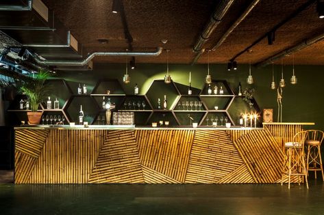 Con V corta - Revista Estilo Propio | Arquitectura y Diseño Bar Counter Design Restaurant, Cafe Counter Ideas, Mid Century Hotel, Amsterdam Bar, Barra Bar, Bar Counter Design, Cafe Counter, Bamboo Bar, Bar Inspiration