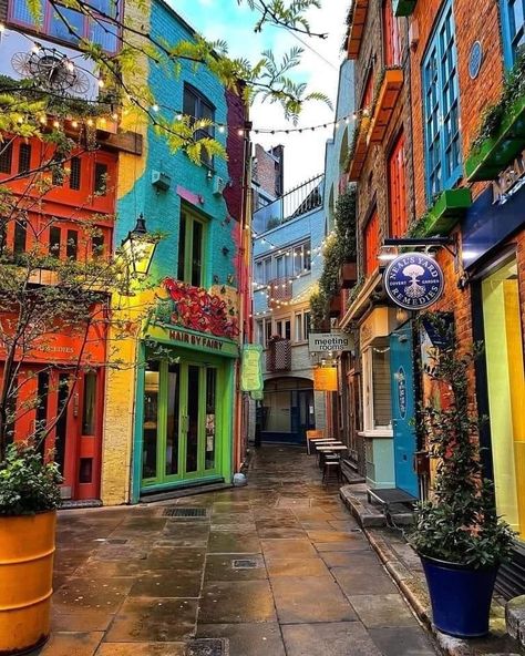 Colorful Buildings Aesthetic, Colourful Photos, Colourful City, Colorful Town, Colorful Scenery, Colorful Architecture, Apartment Exterior, Colorful Apartment, Covent Garden London