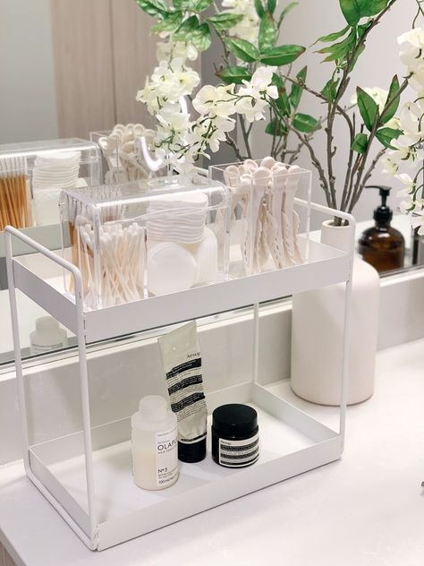 Cute Bathroom Counter Ideas, Bathroom Minimalist Organization, Bathroom Storage Makeup, Skincare Organization Bathroom Counter, Bathroom Tray Organization, Bathroom Organization On Counter, Bathroom Qtip Organization, Bathroom Design Organization, Small Bathroom Organisation Storage