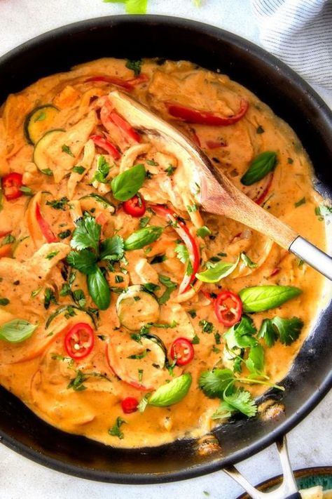 This less than 30 MINUTE Thai Red Curry Chicken tastes straight out of a restaurant! Its wonderfully thick and creamy, bursting with flavor, so easy and all in one pot! Definitely a new fav at our house! Thai Red Curry Chicken Recipe, Thai Red Curry Chicken, Thai Curry Recipes, Red Curry Chicken, Carlsbad Cravings, Curry Dishes, Thai Curry, Curry Chicken Recipes, Think Food