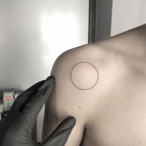 DEEP BLACK TATTOO STUDIO🇮🇹 on Instagram: “Circle ⭕️#finelinetattoo #inktattoo #tattodone #deepblacktattoostudio” Blue Circle Tattoo, Circle Tattoo Shoulder, Circle Shoulder Tattoo, Simple Circle Tattoo, Black Circle Tattoo, Circle Tattoo Ideas, Circles Tattoo, Circle Tattoo Meaning, Circle Tattoo Design