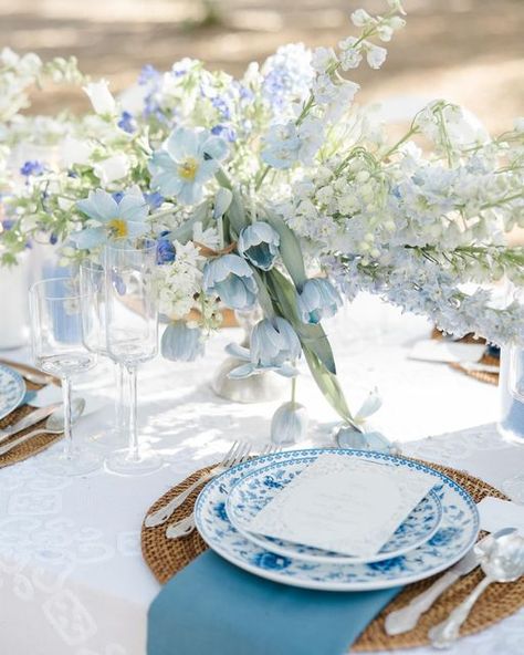 Nüage Designs on Instagram: "Set against hanging willows and blue china, our Snow Laurel linen and Wedgewood Tuscany napkins create the perfect pairing.  Featuring: Snow Laurel Linen Wedgewood Tuscany Napkins  Creative Partners Host: @styledshootsacrossamerica Concept & Planning: @heatherbengeofficial & @alexiawoolumssaa Photographer: @katiehauburger Venue: @hewittoaks Florist: Students of @intrigue_designs workshop Floral Co-Host: @hewittoaks Wholesale Flowers: @jetfreshflowers Delphinium Sunshine & Delphinium Trick @ballsbcutflowers Floral Software: @detailsflowers  Linens: @nuagedesignsinc  Hair & Makeup: @vigilantecosmetics Stationery: @mimistudiowedding Cake: @hewittoaks Gown Salon: @ivoryandbeau Men’s Wear: @stitchandtie Tulle Gown: @styled.gowns Vintage Car: @callansclassics Live W Periwinkle Wedding Theme, Blue Wedding Tablescape, Blue Willow Wedding, Christening Decor, Live Wedding Painter, Wedding Painter, Porcelain Wedding, Wedding Color Combinations, Gowns Vintage