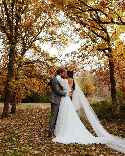 Vow’d Weddings (@vowdweddings) • Instagram photos and videos Fall Wedding Poses Photo Ideas, Wedding Fall Photography, Wedding Photo Ideas Autumn, Fall Bride And Groom Photos, Fall Wedding Portraits, October Wedding Photos, Fall Wedding Photos Bride And Groom, Outside Wedding Photography Ideas, Wedding Inspo Pics