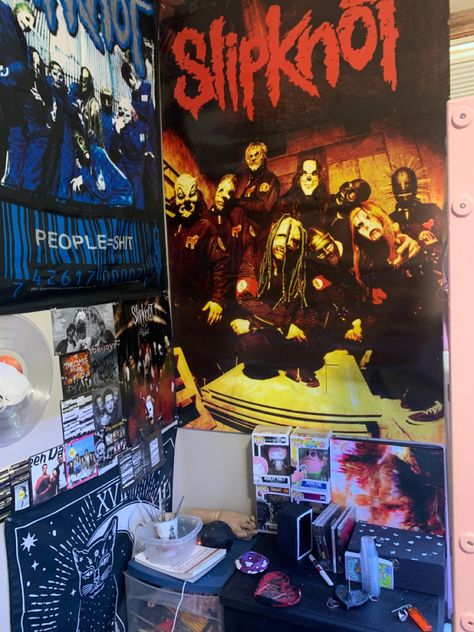 Metal Room Ideas, Metalhead Room Ideas, Metal Head Room, Metalhead Bedroom, Mall Goth Room, Metalhead Room, Emo Room Ideas, Emo Room, Gothic Decor Bedroom