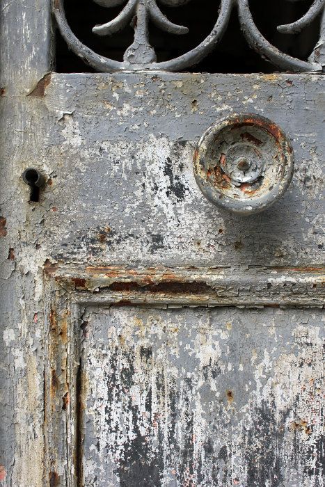 Weathered Paint, Primitive Homes, Grey Home Decor, Distressed Furniture, Primitive Decorating Country, Old Door, Old Doors, Paint Furniture, Country Primitive