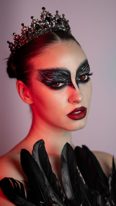 easy Halloween makeup idea @roxanamaaria Halloween Black Swan Makeup, Black Swan Face Paint, Black Fairy Costume Ideas, Black And White Swan Makeup, Fantasy Makeup Looks Easy, Black Swan Makeup Look, Halloween Makeup Photoshoot, Creative Makeup Looks Halloween, Black Swan Inspired Makeup