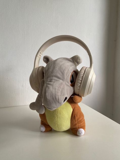 kawaii cubone Wearing Headphones, Wearing Headphone, Silly Pictures, Headphones, Pokemon, Geek Stuff, Kawaii, Pokémon