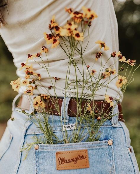 Sunflower Field Inspo Pics, Country Flower Photoshoot, Poses In A Flower Field, In The Field Photoshoot, Photography In Flower Fields, Wild Flowers Photoshoot, Senior Picture Wildflowers, Aesthetic Field Pictures, Wildflower Pictures Photography