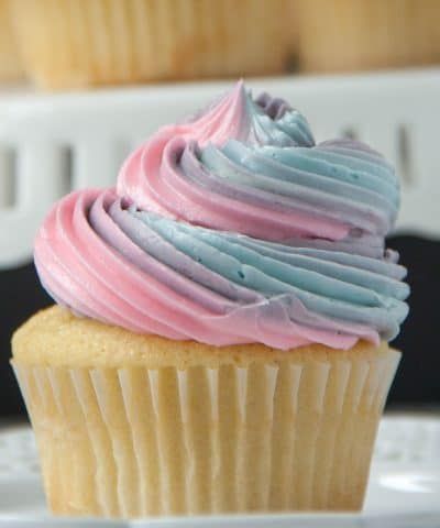 best buttercream icing recipe ever Swirl Icing Cake, Bakery Style Cupcakes, Best Buttercream Icing, Petit Four Recipes, Russian Tips, Chocolate Peppermint Cupcakes, Easy Cupcakes Decoration, Cupcake Decorating Ideas, Buttercream Icing Recipe