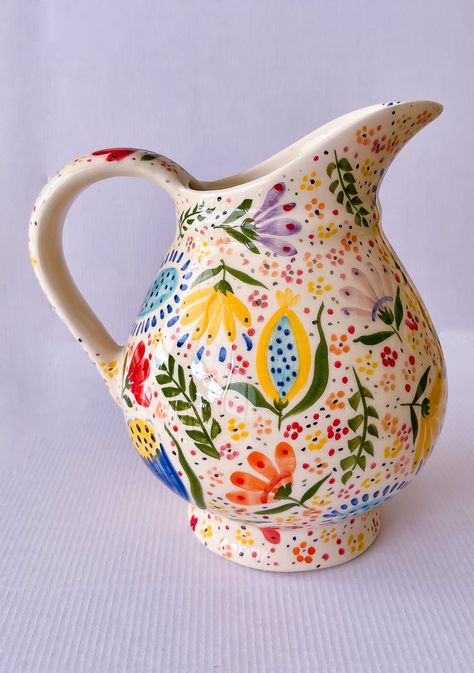 Drawing On Pottery Ideas, Pottery Painting Floral, Drawing On Pottery, Jug Painting Ideas, Pottery Painting Vase Ideas, Hand Painted Pottery Ideas, Clay Jug Painting, Flower Mugs Pottery, Flower Jug Painting