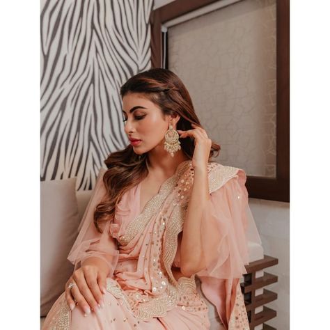 Bridesmaid Outfit, Choli Dress, Glamorous Outfits, Mouni Roy, Designer Bridal Lehenga, Glam Outfit, Big Fat Indian Wedding, Pink Lehenga, Sleeves Designs For Dresses