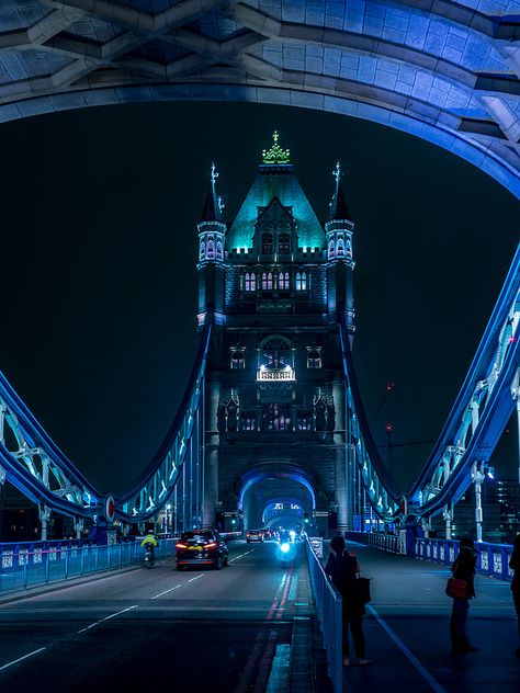 Tower Bridge at Night, London. Amazing, looks like something out of a neo-noir sci-fi. #LondonLandmarks #TowerBridge #LondonTravel Tower Bridge London, London Town, London Photos, Blue Hour, London Love, A Bridge, The Tower, England Travel, London City