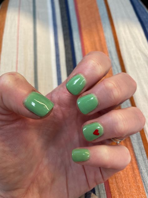 Grinch Dip Nails, Christmas Nails Short Grinch, Grinch Green Nails, Grinch Toe Nails, Simple Grinch Nails Easy, Grinch Manicure, Grinch Gel Nails, Christmas Nails Green And White, Christmas Mickey Nails