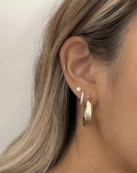 3 Ear Piercings, Three Ear Piercings, Valentines Aesthetic, Minimalist Ear Piercings, Earring Stack, Piercing Inspo, Cool Ear Piercings, Pretty Ear Piercings, Basic Girl