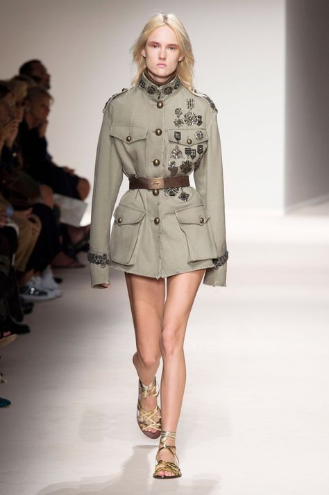 Military Inspired Fashion, Military Chic, Military Parka, 1930s Fashion, Military Outfit, Future Fashion, Military Inspired, Fashion Shows, Milan Fashion