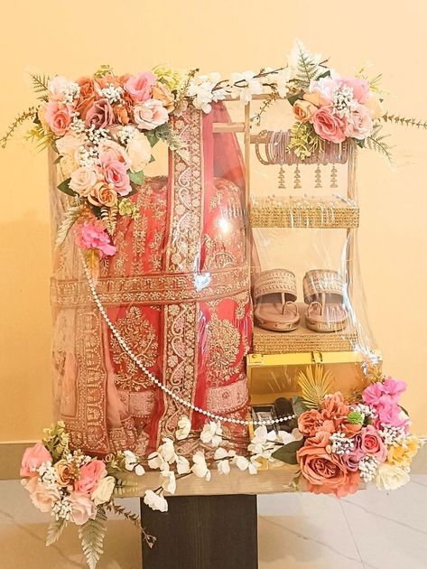 Bridal Dresses Packing Ideas, Shadi Gift Packing Ideas, Mameru Decoration Tray, Paking Idea Dress, Engagement Marawa Ideas, Mamera Decoration Ideas, Mameru Decoration Ideas, Eidi For Bride Packing Ideas, Bridal Gift Wrapping Ideas Packaging