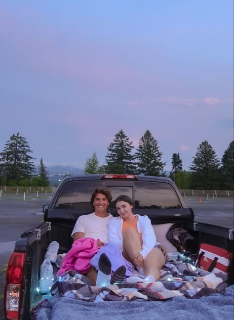 Drive In Movie Aesthetic Couple, Drive In Date, Road Trip Essentials For Teens, Drive In Movie Date, Trip With Friends Aesthetic, Road Trip Must Haves, Road Trip Pictures, Movie Night Date, Couples Movie Night