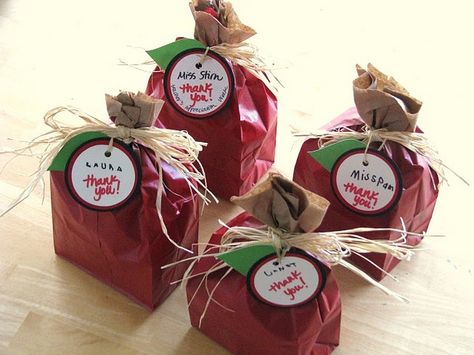 Easy Apple Gift Sacks for Teachers Teaching Theme, Snow White Birthday Party, Snow White Birthday, Apple Gifts, Snow White Party, Gift Sack, Back To School Party, Apple Theme, School Teacher Gifts