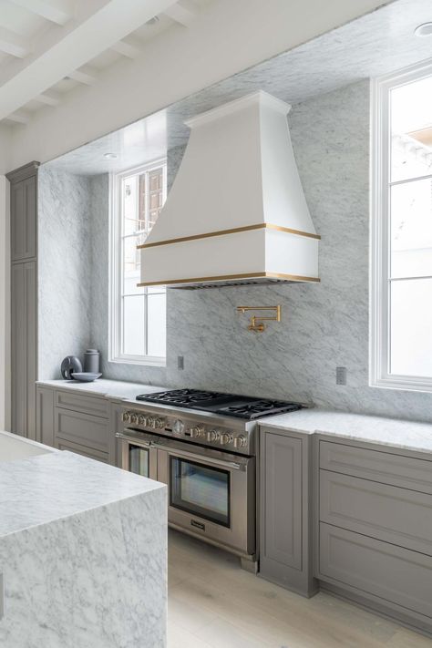 White Range Hood and Stainless Range Kitchen Hood Ideas, Wooden Range Hood, Kitchen Hood Design, Kitchen Vent Hood, Kitchen Vent, White Range, Storage Inspiration, Kitchen Range Hood, Sleek Kitchen