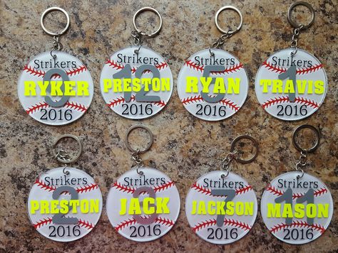 Baseball Vinyl Ideas, Vinyl Keychain Ideas Diy, Baseball Keychain Diy, Baseball Cricut Projects, Vinyl Keychain Ideas, Round Acrylic Keychain Ideas, Softball Christmas Gifts, Baseball Keychains, Keychain Vinyl