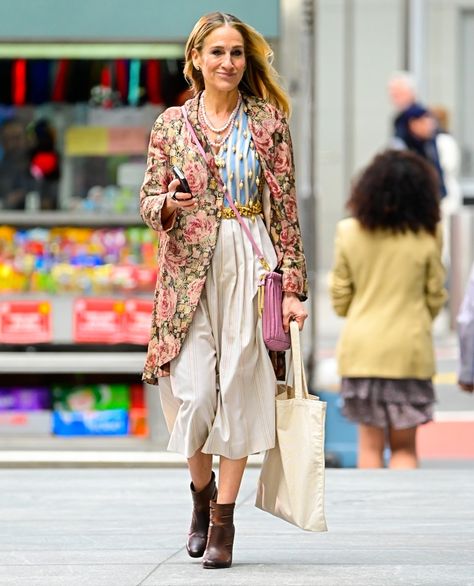 Details on Every 'And Just Like That' Season 2 Outfit - PureWow Creative Style Outfits, Carrie Bradshaw Outfits, Parker Outfit, Carrie Bradshaw Style, Bodycon Shirt, Patricia Field, Cashmere Winter Scarf, Boho Inspo, Valentino Gowns