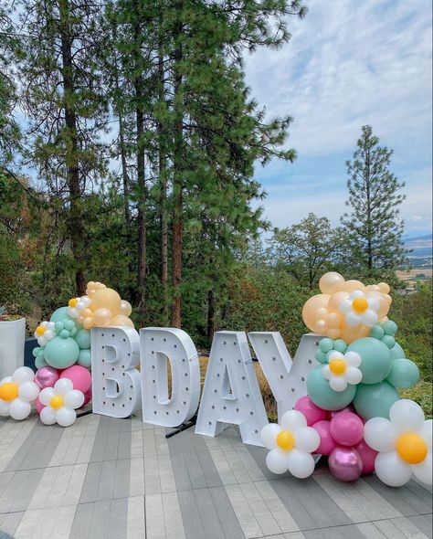 Balloons On Marquee Letters, Marquee Balloons, Marquee Letters With Balloons, Prom Balloons, Name Balloons, Mini Garland, Flower Backdrop Wedding, Balloon Lights, Daisy Party