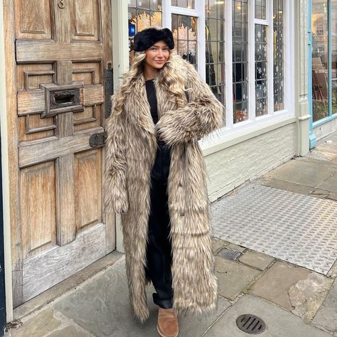 Winter Fashion Cold Weather, Floor Length Coat, Fashion Cold Weather, Coat Winter Outfit, Winter Fashion Cold, Cold Weather Style, Fur Headband, Snow Girl, Fluffy Coat