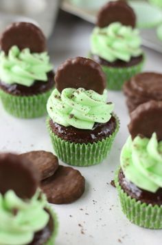 Mint Cupcakes, Yummy Cupcakes, Dessert Cupcakes, Food Cakes, Chocolate Cupcakes, Mint Chocolate, Sweets Treats, Cupcake Cookies, Cupcake Recipes