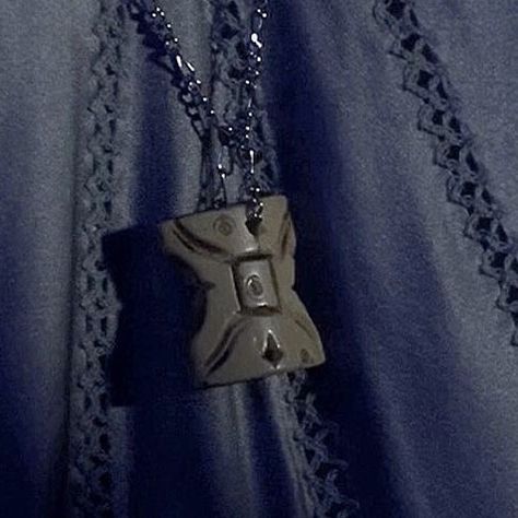 Padme Amidala Necklace, Star Wars Princess Aesthetic, Padme Blaster, Queen Amidala Aesthetic, Padme Amidala Aesthetic Wallpaper, Padme Amidala Comic, Star Wars Prequels Aesthetic, Anidala Aesthetic, Padme Necklace