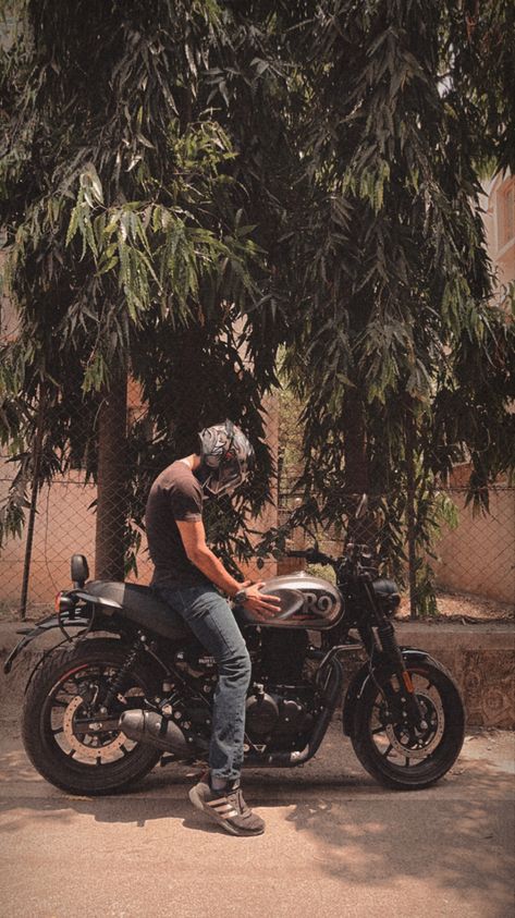 Motocross, Pose With Royal Enfield, Bike Photo Pose, Royal Enfield Aesthetic, Bike Poses Men, Poses With Bike, Pose With Bike, Royal Enfield Hunter 350, Bike Pose