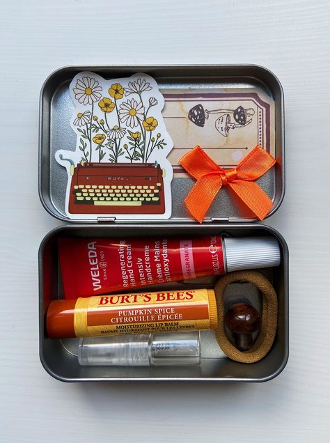 Altoids Tin Wallet, Altoid Wallet, Altoids Tin Makeup Kit, Altoids Box Ideas, Altoid Tin Ideas, Aesthetic Altoid Tin, Alto Is Tin Wallet, Altoids Wallet Outside Design, Custom Altoid Tin