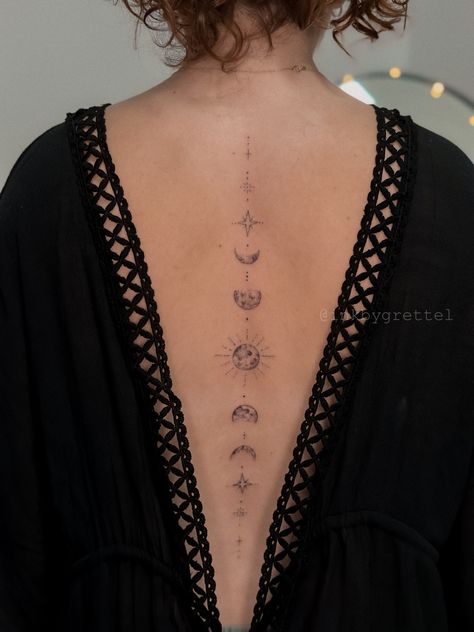 #finelinetattoodesign #moontattoo #spinetattoosforwomen #tattooideas Back Tattoos Spine, Earthy Tattoos, Tattoos Infinity, Yakuza Tattoo, Moon Tattoos, Spine Tattoos For Women, Tattoos Geometric, Classy Tattoos, Back Tattoo Women