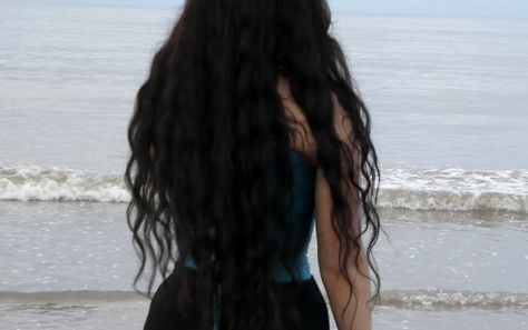 dark hair mermaid Siren Aesthetic Hair, Siren Hair Color, Long Witchy Hair, Black Wavy Hair Aesthetic, Black Mermaid Hair, Dark Hair Mermaid, Mermaid Black Hair, Black Haired Mermaid, Curly Hair Mermaid