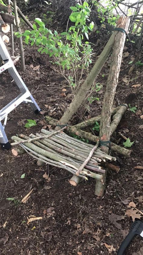 Bush Shelter Ideas, Bush Craft Shelter, Bushcraft Shelter Ideas, Bushcraft Woodworking, Bushcraft Chair, Bushcraft Projects, Tree Chair, Supraviețuire Camping, Bushcraft Shelter