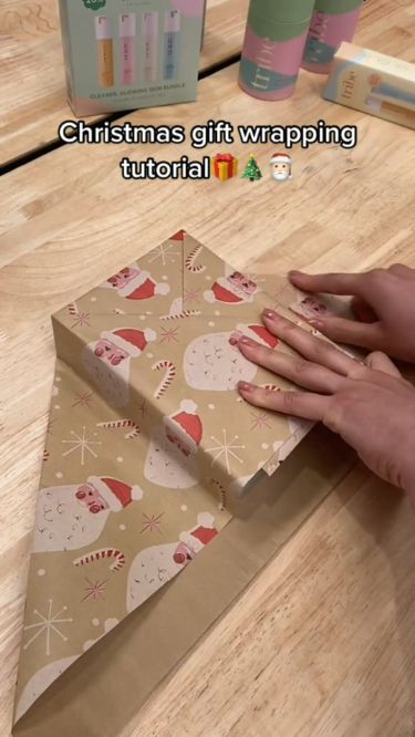 How To Fold Gift Wrap, Gift Raping Ideas Christmas, How Do You Wrap Presents, Simple Wrapping Ideas Xmas, Step By Step Wrapping Presents, Christmas Gift Wrapping Diy Tutorials, Kraft Christmas Wrapping Ideas, How To Rap Christmas Gifts, Cool Present Wrapping Ideas