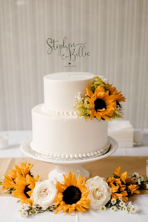 Sunflower Themed Wedding Cake, Sunflower Cake Wedding, Sunflower Wedding Cake Ideas, Sunflower And White Rose Wedding, Wedding Cake With Sunflowers And Roses, Simple Sunflower Wedding Cake, Sunflower And Rose Wedding Cake, Sunflower Decorated Cakes, Sunflower Rose Wedding Cake