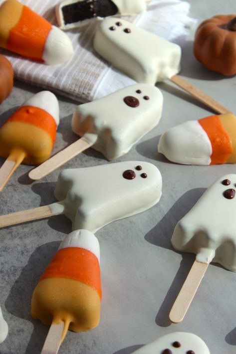 Diy Ghost Cake Pops, Cake Pop Ghosts, Molded Cake Pops, Coffin Cake Pops, Ghost Cake Pops Halloween, Halloween Cakepops Ideas Easy, How To Make Ghost Cake Pops, Cake Pops In Silicone Mold, Easy Fall Cake Pops