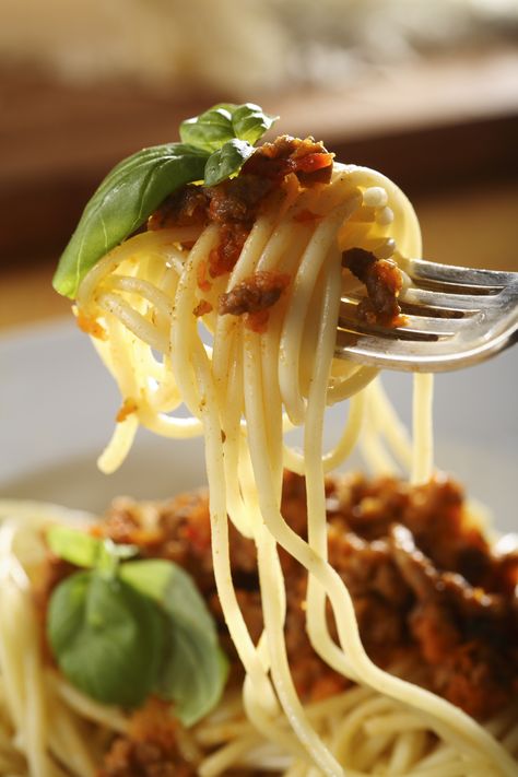 50 receitas de massas para experimentar o sabor da Itália Spaghetti Bolognese Recipe, Pasta Bolognese, Healthy Food Guide, Pasta Bar, Bolognese Recipe, Romantic Meals, Spaghetti Bolognese, Holiday Foods, Sauce Tomate